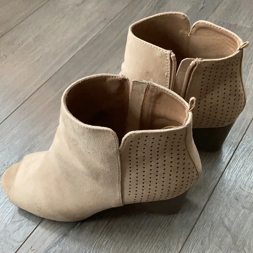 Old Navy Tan Peep Toe Zipper Close Block Heel Booties Size 9 Great Shape - Picture 5 of 8